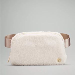 Lululemon everywhere belt bag fleece light ivory